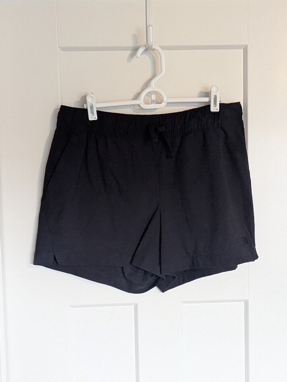 North Face Women's 4" Drawstring Shorts - Black sz L